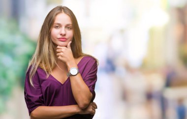 Genç güzel sarışın zarif kadın izole arka plan emin çapraz kollar ve çeneme kaldırdı el ile gülümseme ile kameraya bakıyor. Pozitif düşünce.