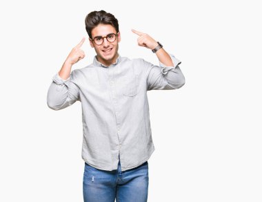 Hem el parmak, harika bir fikir ya da düşünce, iyi bellek ile baş gösteren gülümseyen genç yakışıklı adam gözlük izole üzerinde arka plan