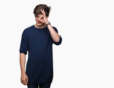 Gülümseyen, parmakları ile mutlu yüz üzerinden seyir göz el ile ok jest yapıyor izole arka plan üzerinde gözlük takan genç yakışıklı adam.