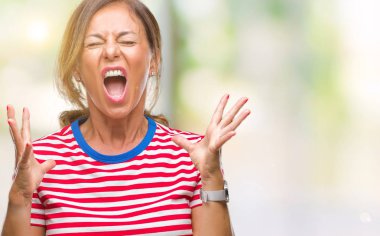 İzole arka plan çılgın ve kızgın bağırarak ve agresif ifade ve silah kaldırdı bağırmaya orta yaş İspanyol kadın kıdemli. Hayal kırıklığı kavramı.