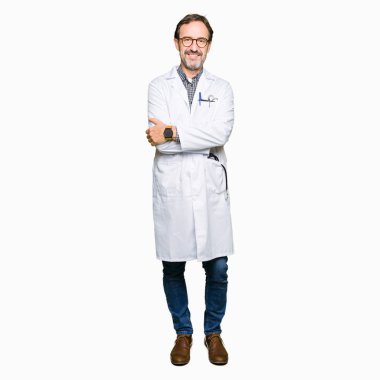 Orta yaş doktor erkek tıbbi giymiş mutlu yüz çapraz silah kameraya bakarak ile gülümseyen kat. Olumlu bir kişi.