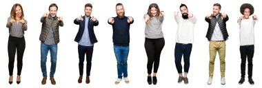 Kolaj üzerinde beyaz izole insan sen ve kameraya gülümseyen pozitif ve neşeli parmaklarıyla işaret arka plan