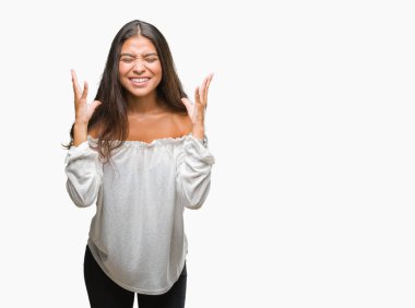 Genç güzel Arap kadın deli ve silah ile başarı için deli kutluyor izole arka plan üzerinde kaldırdı ve heyecanlı çığlık gözler kapalı. Kazanan kavramı