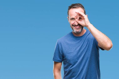 Orta yaş ağarmış komuta sizde gülümseyen, parmakları ile mutlu yüz üzerinden seyir göz el ile ok jest yapıyor izole arka plan üzerinde.