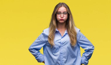 Komik surat ile yanakları şişirme izole arka plan üzerinde gözlük takan genç güzel sarışın iş kadını. Ağız ile hava, deli ifade şişirilmiş.