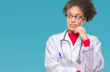 Genç afro Amerikalı doktor kadın elle çene düşünme hakkında soru, dalgın ifade izole arka plan yüzünden. Düşünceli yüzüyle gülümsüyor. Şüphe kavramı.