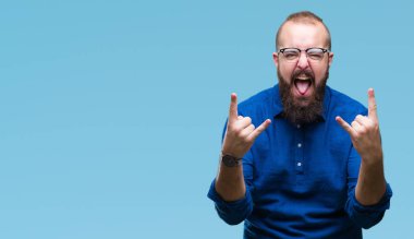 Deli ifade rock simge elle yapıyor ile bağırarak izole arka plan üzerinde gözlük takan Genç beyaz hipster adam. Müzik yıldızı. Ağır kavramı.