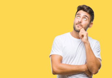 Yakışıklı delikanlı çene düşünme hakkında soru, dalgın ifade üzerine el ile izole arka plan üzerinde. Düşünceli yüzüyle gülümsüyor. Şüphe kavramı.