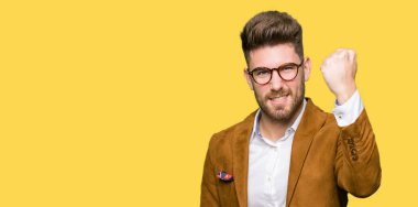 Öfkeli ve sinirli sinirli ve öfke ile bağırarak süre öfkeli yumruk yükselterek gözlüklü genç yakışıklı iş adamı. Öfke ve agresif kavramı.