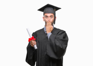 Genç yakışıklı derecesi izole arka kapak ağız elle hata, korku, sessizlik içinde gizli kavramı korkmuş ifade için utanç ile şok üzerinde tutan adam mezun oldu.