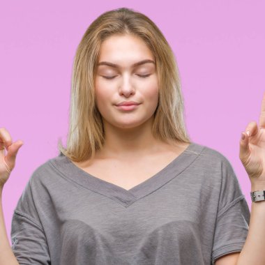 İzole arka plan üzerinde beyaz kadın dinlenmek ve gülümseyen gözlerle kapalı parmak jestle meditasyon yapıyor. Yoga kavramı.