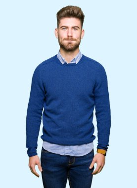 Genç yakışıklı bussines adam komik surat ile yanakları şişirme. Ağız ile hava, deli ifade şişirilmiş.