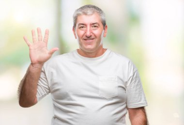 Üst düzey yakışıklı gösteren ve parmakları ile işaret izole arka plan üzerinde beş kendinden emin ve mutlu gülümseyerek iken numara.