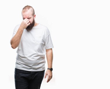 Üzerinde rahat t-shirt giyen genç beyaz hipster adam arka plan duygu yorgunluk ve baş ağrısı gözleri ve burun sürtme yorgun izole. Stres ve hayal kırıklığı kavramı.