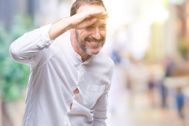 Orta yaş izole arka plan çok mutlu ve gülümseyen uzakta el ile üzerine kafa seyir üzerinde ağarmış komuta sizde. Arama kavramı.