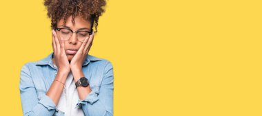 Güzel genç Afro-Amerikan kadın izole arka plan yorgun eller kat yüz, depresyon ve üzüntü, üzerinde gözlük üzgün ve sorun için tahriş