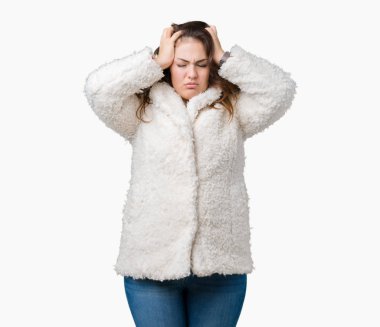 Artı boyutu genç kadın güzel kış koyun kat üzerinde giyen izole çünkü umutsuz ve stresli baş ağrısı acı arka plan ağrı ve migren. Ellerini kafasına.