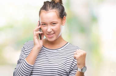 Duygu tezahürat Smartphone'da gurur çığlık ve zafer ve başarı çok heyecanlı, kutluyor izole arka plan üzerinde genç güzel beyaz kadın söz