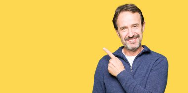 Neşeli bir gülümseme ile yüz el ve parmak kadar yan yüzünde mutlu ve doğal ifade ile işaret Kazak giyen orta yaş yakışıklı adam