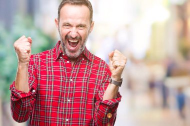 İzole arka plan kutlama üzerinde orta yaş ağarmış komuta sizde şaşırttı ve başarı için kaldırdı kollarını açarak hayret ve gözleri açık. Kazanan kavramı.