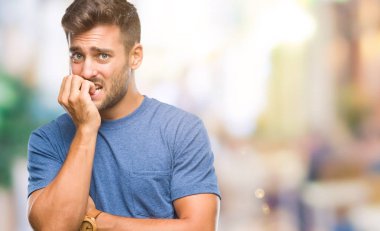 Genç yakışıklı adam stresli ve gergin ile izole arka plan üzerinde tırnak ısırma dudaklarından eller. Anksiyete sorunu.