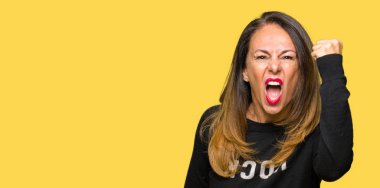 Güzel orta yaş kadın giyiyor rock'n roll kazak öfkeli ve sinirli sinirli ve öfke ile bağırarak süre öfkeli yumruk yükselterek. Öfke ve agresif kavramı.