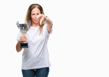 Kızgın yüz, eksi işareti aşağı antipati başparmak ile gösterilen, ret kavramı ile arka plan üzerinde Ödülü holding kupa kutlama orta yaş İspanyol kazanan kadın izole