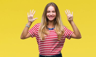 Genç güzel sarışın kadın gösterilen ve parmakları ile işaret izole arka plan üzerinde numara 9 kendinden emin ve mutlu gülümseyerek süre.