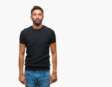 Yüzünde ciddi bir ifade ile izole arka plan yetişkin İspanyol adam. Basit ve doğal kameraya bakıyor.