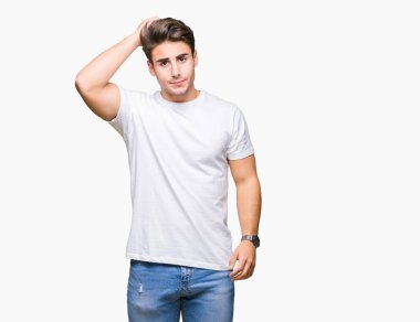 Yakışıklı delikanlı izole arka plan üzerinde beyaz t-shirt giyen yanıltır ve soru hakkında merak ediyorum. Şüphe, kafasına el ile düşünme ile belirsiz. Dalgın kavramı.