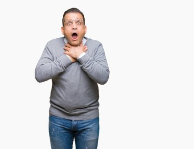 Orta yaş bussines Arap adam izole arka plan bağırarak üzerinde gözlük takan ve çünkü boğmak acı kendi ellerimle öldürürüm. Sağlık sorunu. Yaralarından ve intihar kavramı.