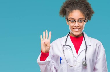 Genç afro Amerikalı doktor kadın gösterilen ve parmakları ile işaret izole arka plan yüzünden kendinden emin ve mutlu gülümseyerek süre dört numara.