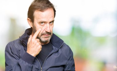 Orta Çağ yakışıklı adam bir ceket giyiyor seni izlerken göz Işaret eden, şüpheli ifade