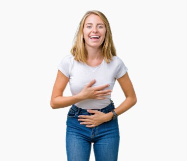 Casual beyaz t-shirt üzerinde izole giyen güzel genç kadın arka plan gülen ve komik deli şaka çünkü yüksek sesle zor gülüyor. Mutlu ifade.