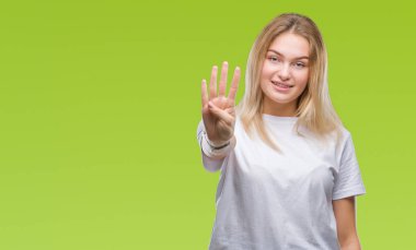 Gösterilen ve parmakları ile işaret izole arka plan üzerinde beyaz kadın kendinden emin ve mutlu gülümseyerek süre dört numara.