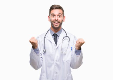 İzole arka plan kutlama üzerinde genç yakışıklı Doktor adam şaşırttı ve başarı için kaldırdı kollarını açarak hayret ve gözleri açık. Kazanan kavramı.