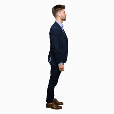 Genç yakışıklı bussines adam tarafa bakan sakin ol kendine güvenen gülümseme ile doğal yüz pozuyla profili.