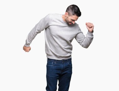 İzole arka plan dans mutlu ve neşeli, hareketli rahat ve kendinden emin müzik gülümseyen üzerinde sweatshirt giyen genç yakışıklı adam