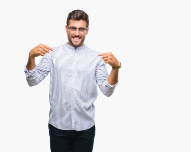 Yüzünde gülümseme ile kendinden emin görünüyorsun, kendini gururlu ve mutlu parmakları ile işaret izole arka plan üzerinde genç yakışıklı adam.