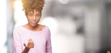 Güzel genç Afro-Amerikan kadın üzerinde gözlük takan Beckoning gel burada mutlu ve gülümseyerek el davet ile jest arka plan izole