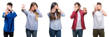 Kolaj genç insanlar elleriyle gözlerini kapsayan beyaz izole arka plan üzerinde ve stop jest ile acı ve korku ifadesi. Utandım ve negatif kavramı.