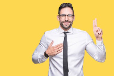 Genç yakışıklı iş adam gözlük izole üzerinden Swearing göğüs ve bir sadakat sözü yemin yapma parmaklar, el ile arka plan