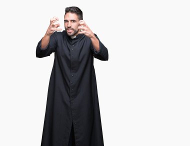 Genç Hıristiyan rahip boğazlamak istiyor eller öfke ile sinirli bağırarak izole arka plan üzerinde deli bağırıyor