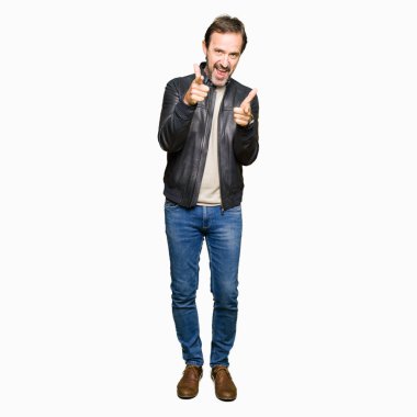 Fotoğraf makinesi ile mutlu ve komik yüz için işaret parmakları ceket siyah deri giyen orta yaş yakışıklı adam. İyi enerji ve vibes.