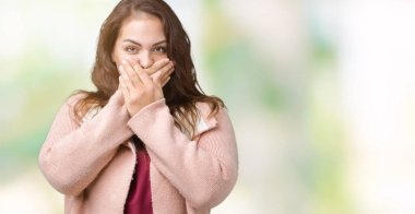 Artı boyutu genç kadın güzel üzerinde kış palto giyiyor arka plan ağız hata için elleriyle kapsayan şok izole. Gizli kavramı.