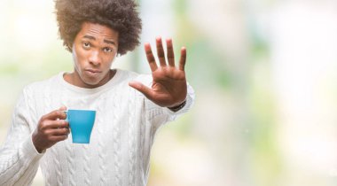 Dur işareti ile ciddi ve kendine güvenen ifade, savunma hareketi yaparken açık el ile izole arka plan üzerinde kahve içme Afro Amerikalı adam
