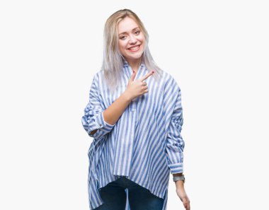 Sarışın genç kadın izole arka neşeli bir gülümseme ile el ve parmak kadar kameraya bakarak yüzündeki mutlu ve doğal ifade ile yan ile işaret yüz üzerinden.