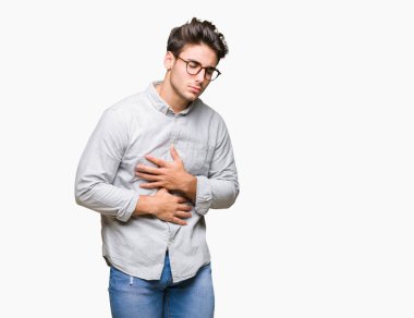 Yakışıklı delikanlı üzerinde gözlük takan izole mide üzerinde el ile arka plan çünkü mide bulantısı, ağrılı hastalık hasta hissediyor. Ağrısı kavramı.