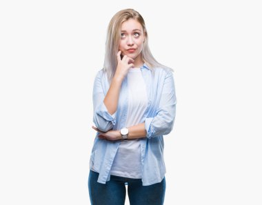 Genç Sarışın kadın elle çene düşünme hakkında soru, dalgın ifade izole arka plan yüzünden. Düşünceli yüzüyle gülümsüyor. Şüphe kavramı.