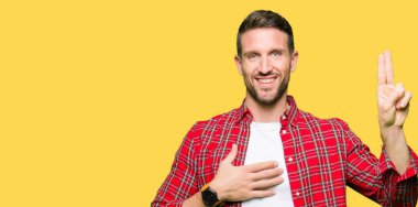 Yakışıklı adam rahat gömlek giymiş göğüs ve bir sadakat sözü yemin yapma parmaklar, el ile küfür